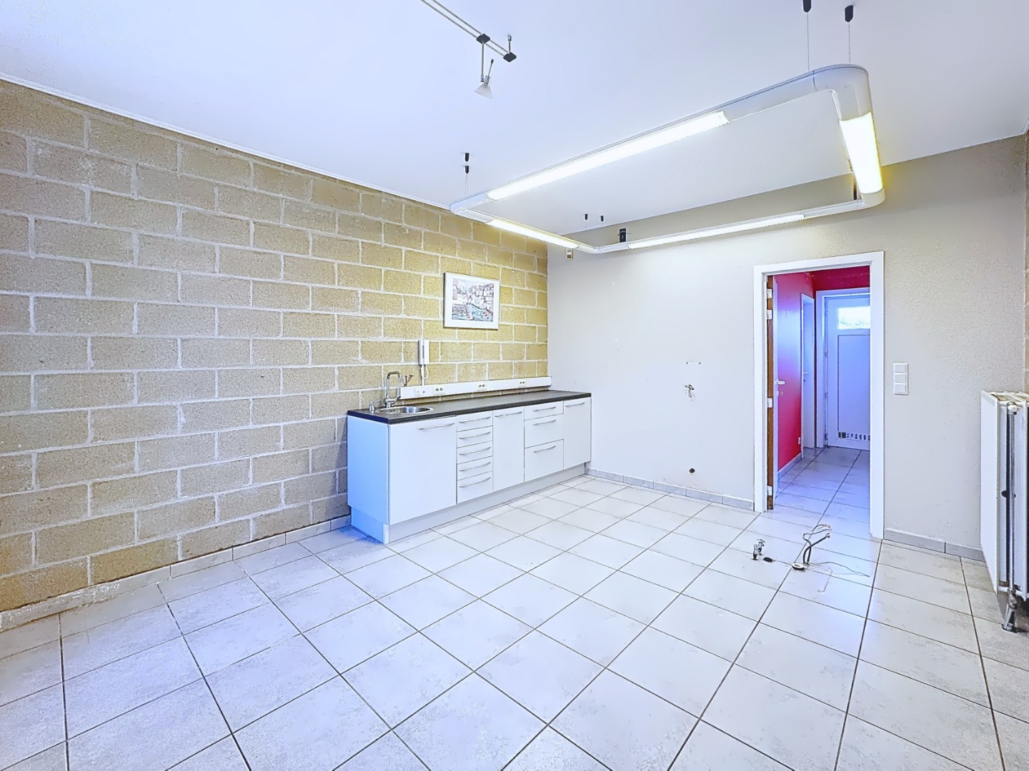 Handelspand/praktijkruimte gelegen in de dorpskern van Merendree 