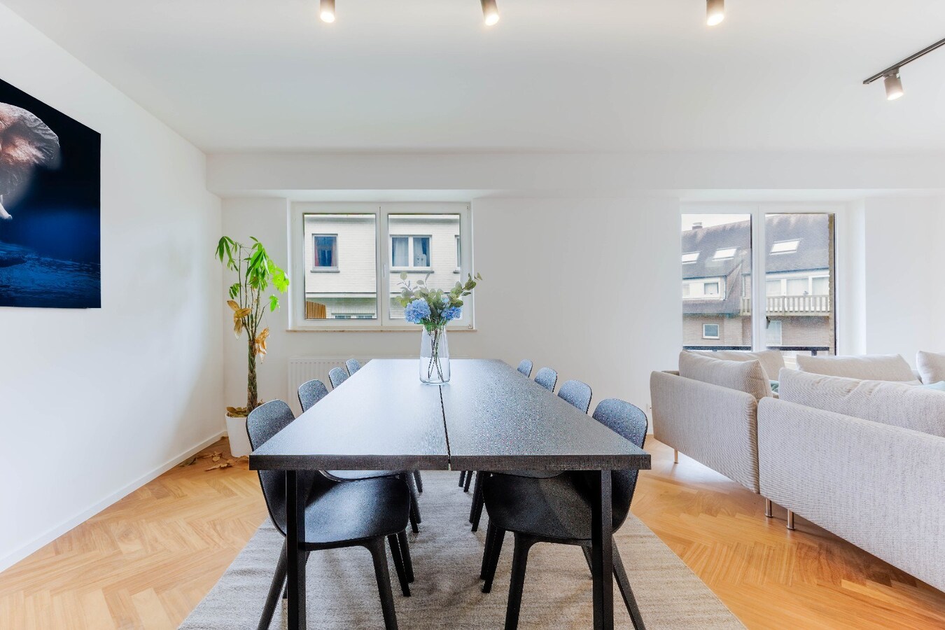 Stijlvol gerenoveerd hoekappartement met 3 slaapkamers op toplocatie te Duinbergen, vlakbij de Zeedijk. 