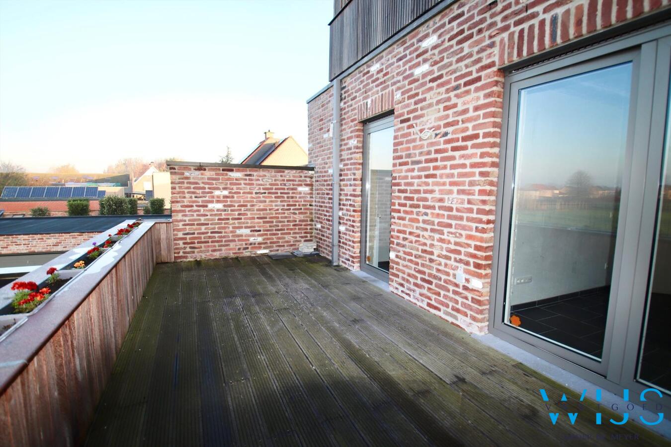 Recent tweeslaapkamer appartement met zonneterras &amp; garage te BASSEVELDE! 
