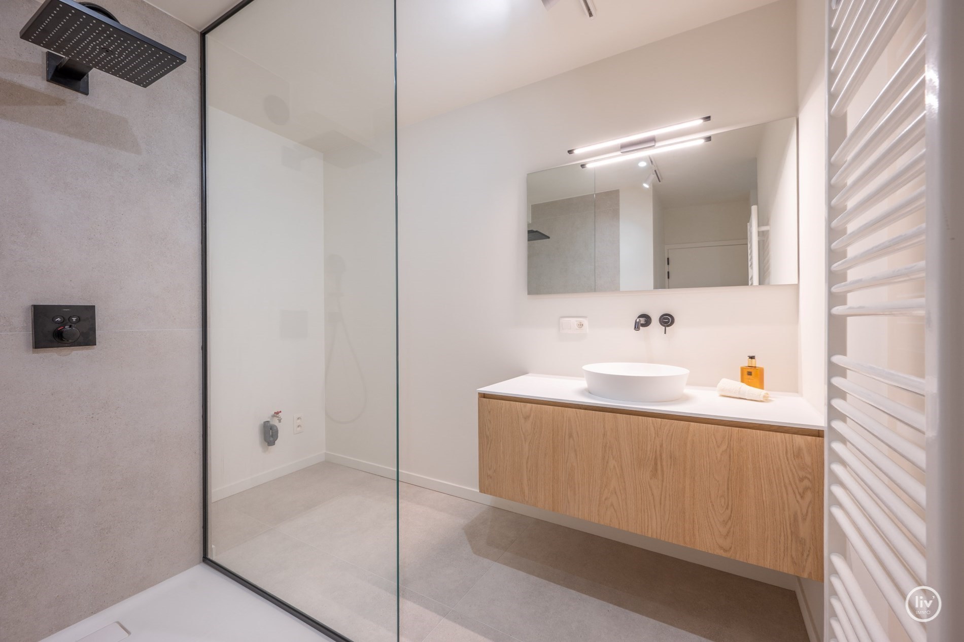 Gerenoveerd appartement met 2 volwaardige slaapkamers vlakbij het Vanbunnenplein te Knokke (mog. tot het huren van een inpandige garage) 