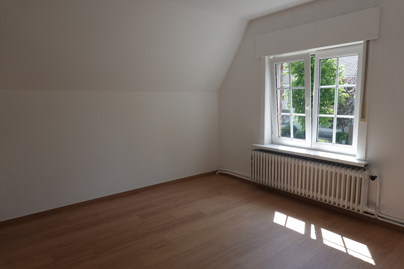 Te huur: ruime woning met 5 slaapkamers, tuin en garage 