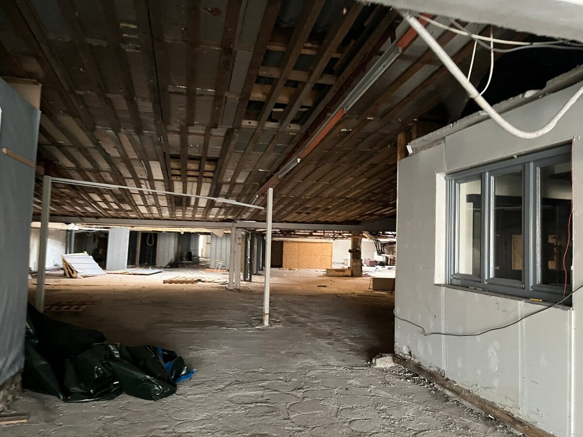 Handelsgelijkvloers met opslagruimte, weiland en achteringang 