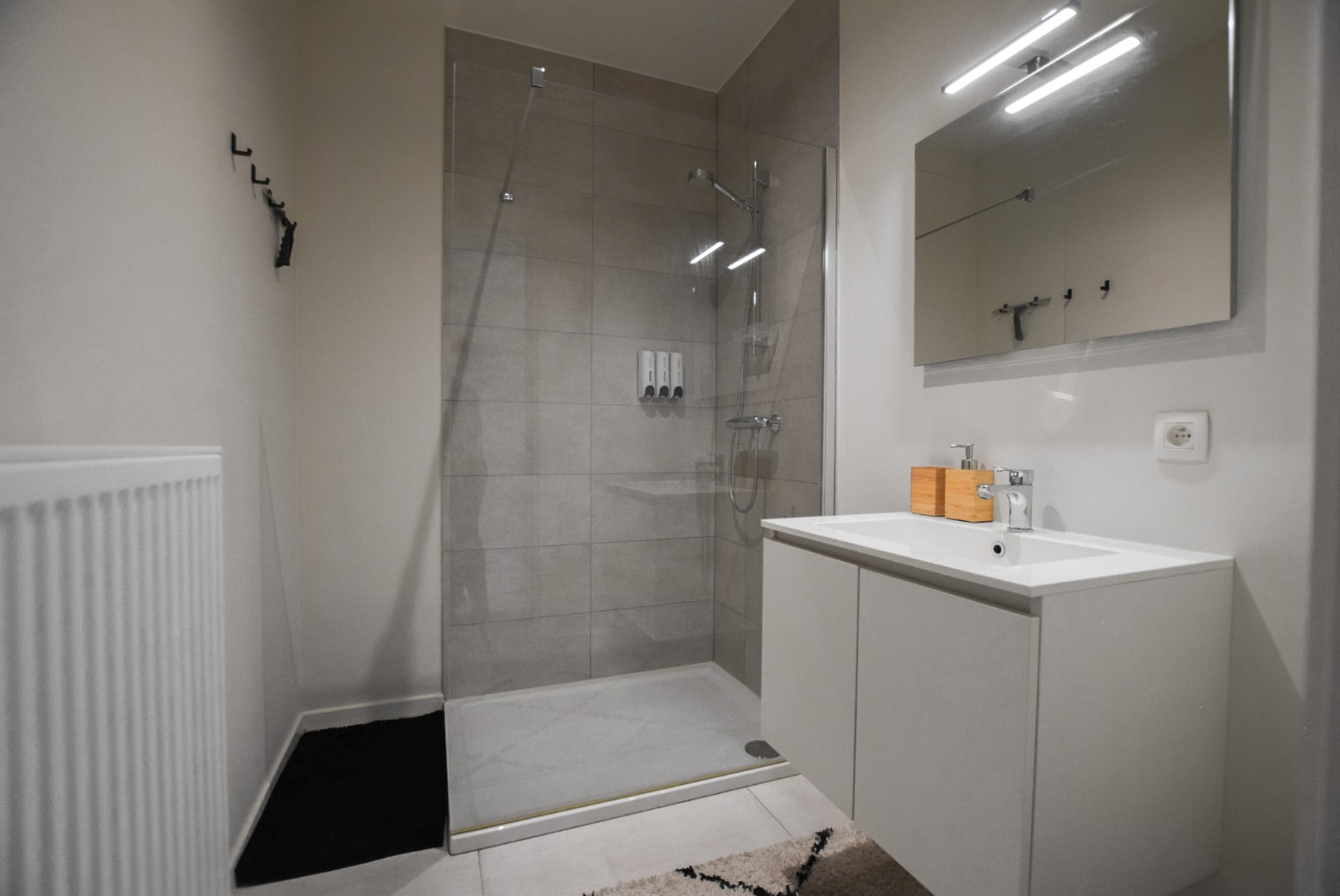 Modern en energiezuinig gelijkvloers appartement (60m² + 7m²) in hartje Nieuwpoort – instapklaar en perfect gelegen! 