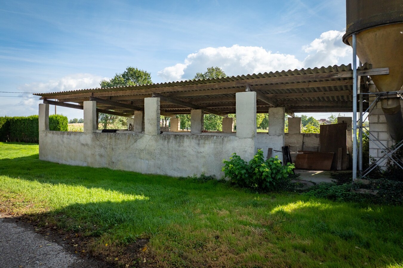 Hoeve met stalgebouwen op ca. 1ha te Bree 