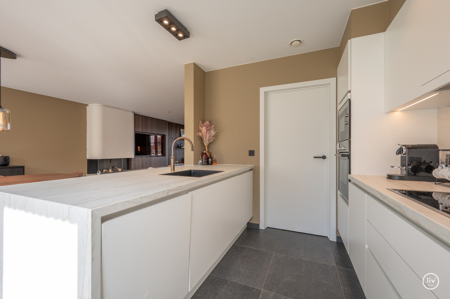 Prachtige halfopen woning met 5 slaapkamers en mooie tuin gelegen in Knokke. 