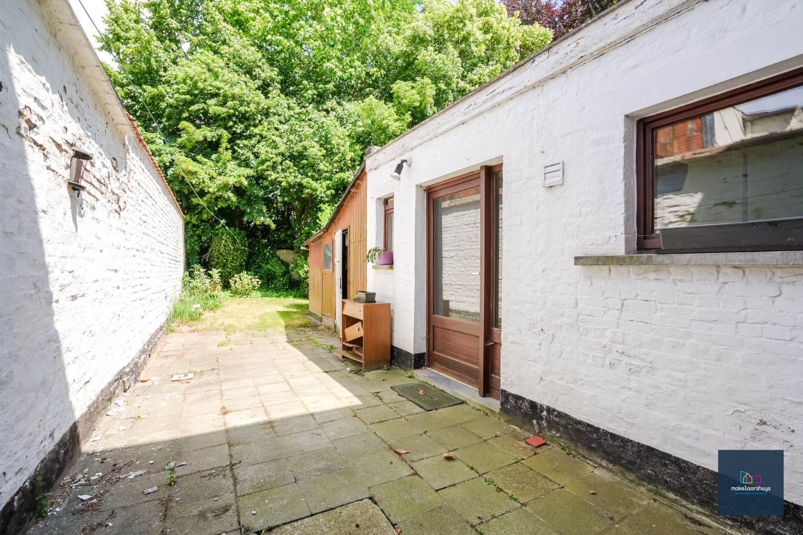 Centraal gelegen te renoveren woning in rij met tuin te Mariakerke 