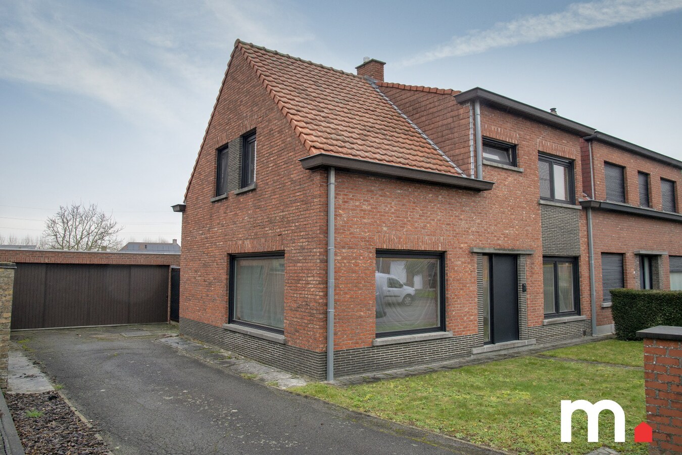 Halfopen bebouwing op 695 m2 met grote tuin en atelier te Lendelede ! 