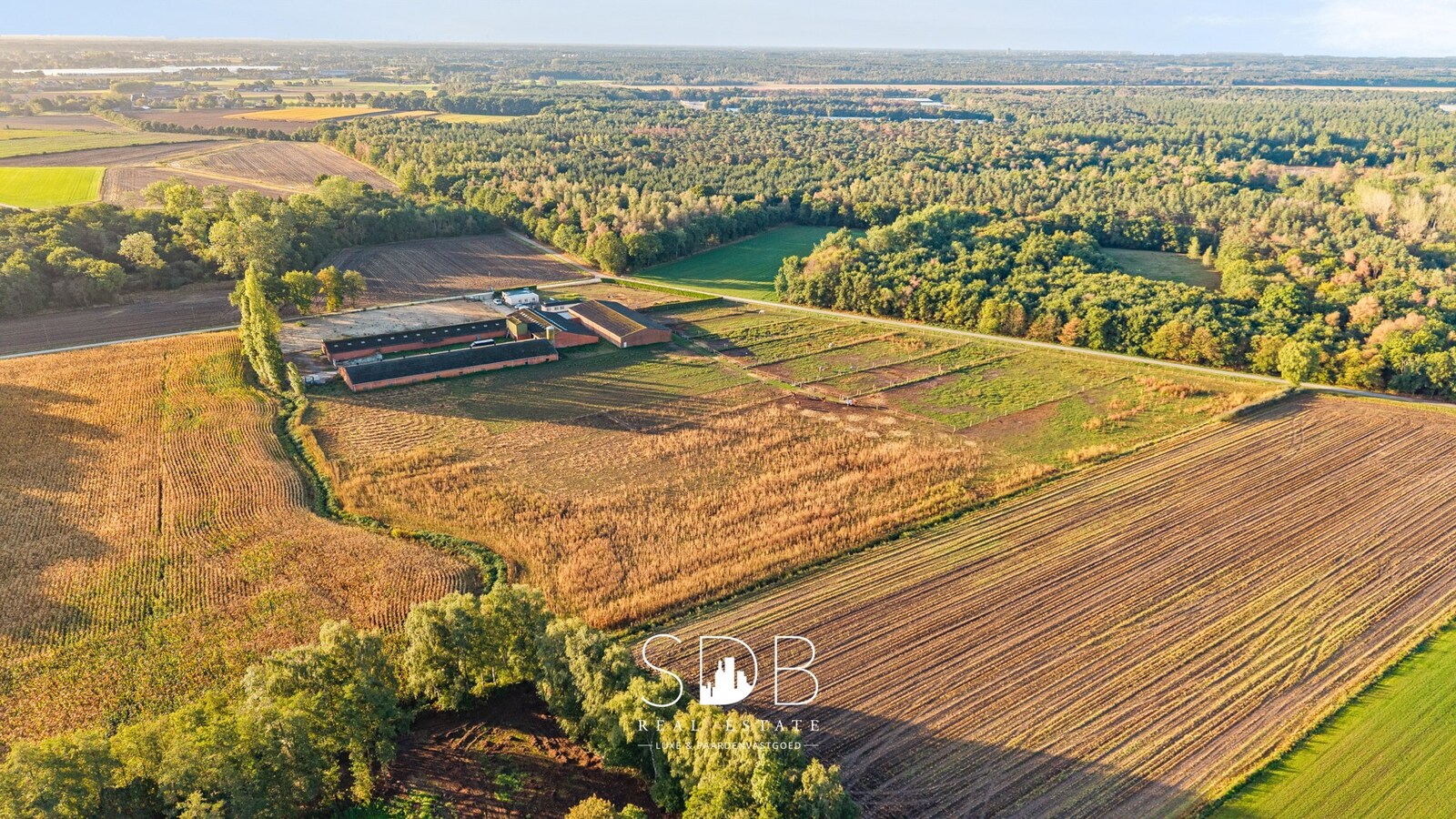 Boerderij met paardenfaciliteiten en graslanden op 14.490m² 