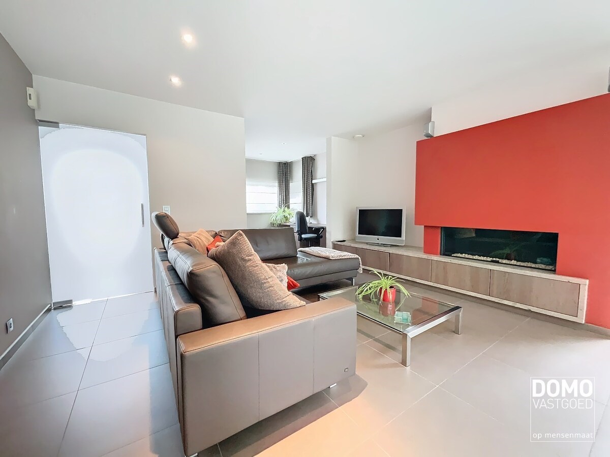 MODERNE OPEN BEBOUWING MET TUIN, INPANDIGE GARAGE EN 2 SLAAPKAMERS TE STOKROOIE 