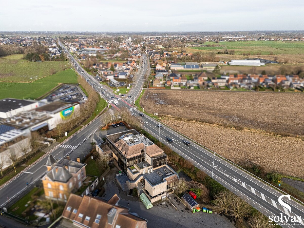 Uniek kantoorgebouw (2131m²) aan de N9! 