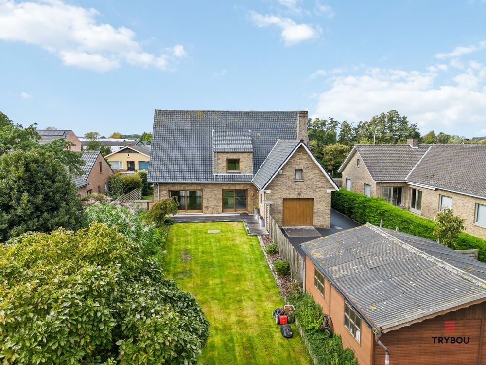 Ruime karaktervolle villa met 3 garages op 1099m² 