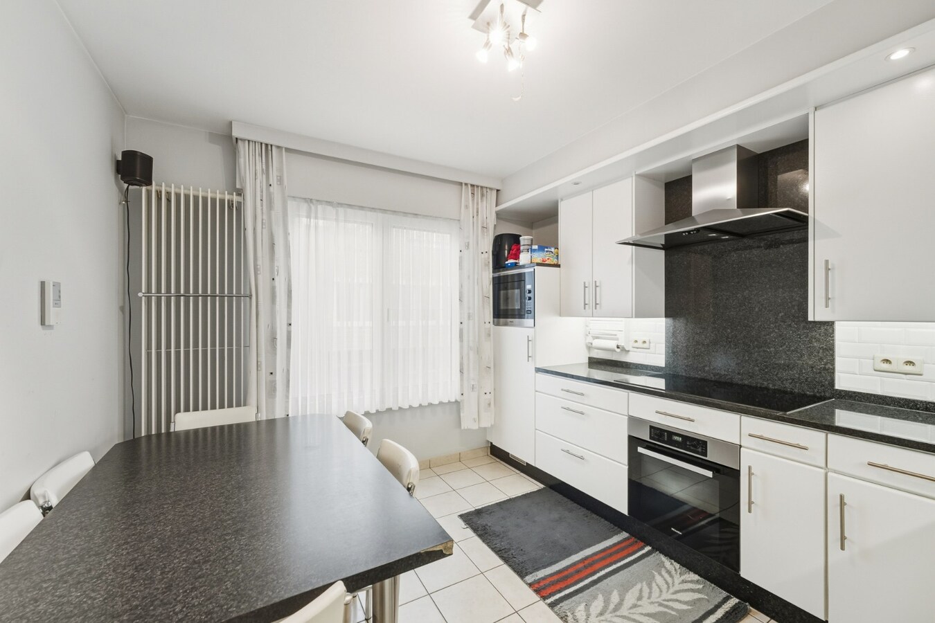 Instapklare, lichtrijke bel-etage woning met ruime garage en terras op centrale ligging 