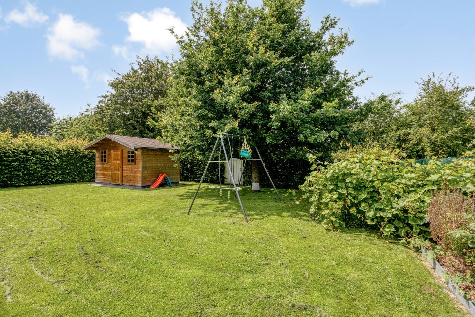 Tuin met tuinhuis