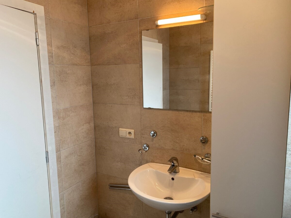 Eigentijds appartement met  autostaanplaats en kelder. Geen vaste kosten. 