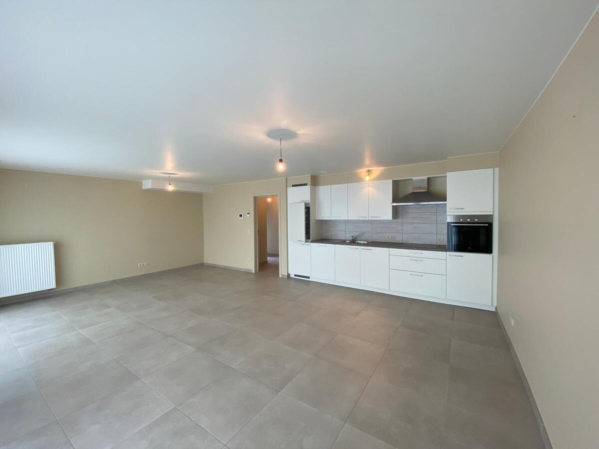 Volledig afgewerkt gelijkvloersappartement met autostaanplaats 