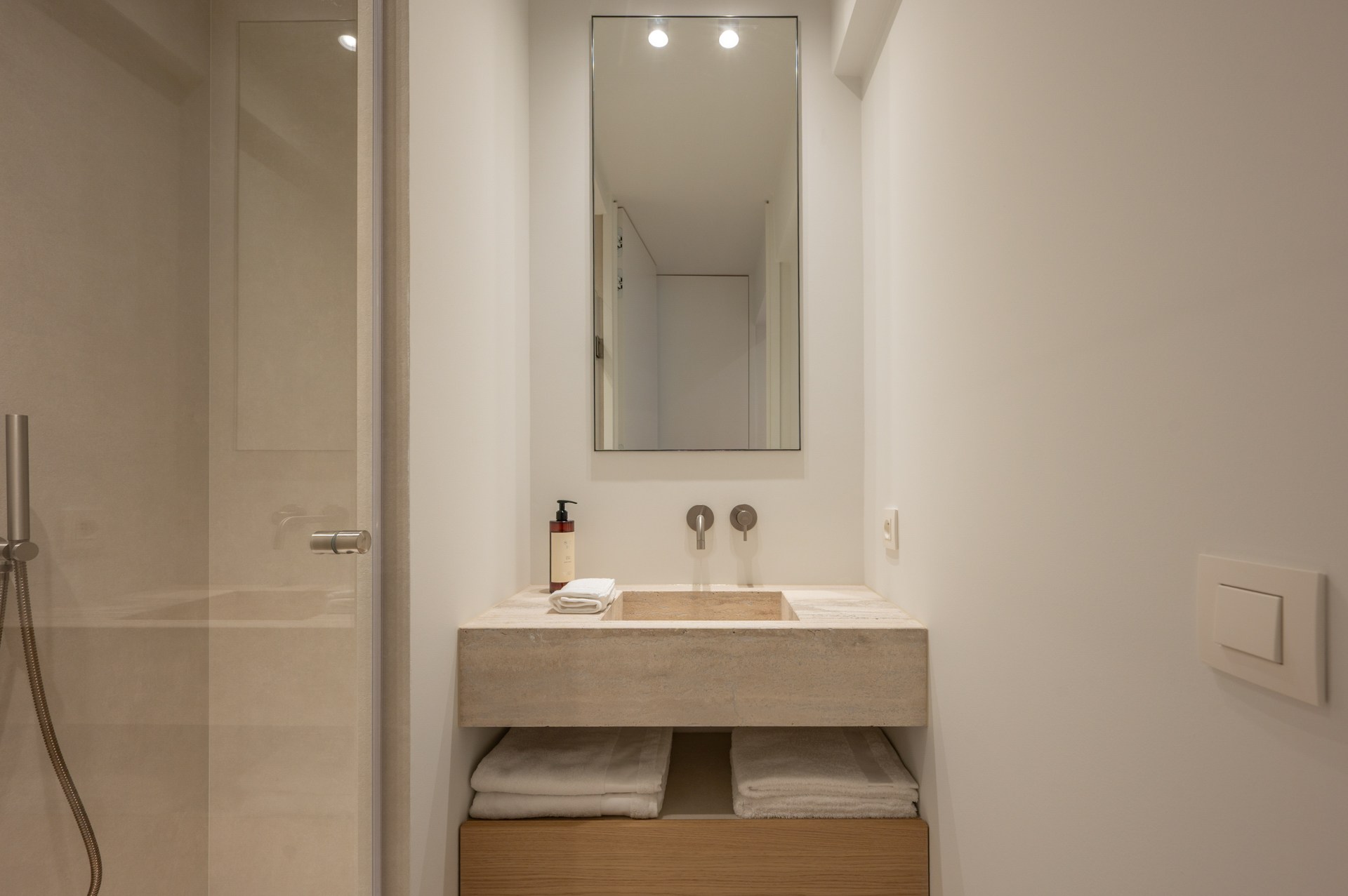 Appartement rénové de haut standing situé du côté ouest avec vue latérale sur la mer. 
