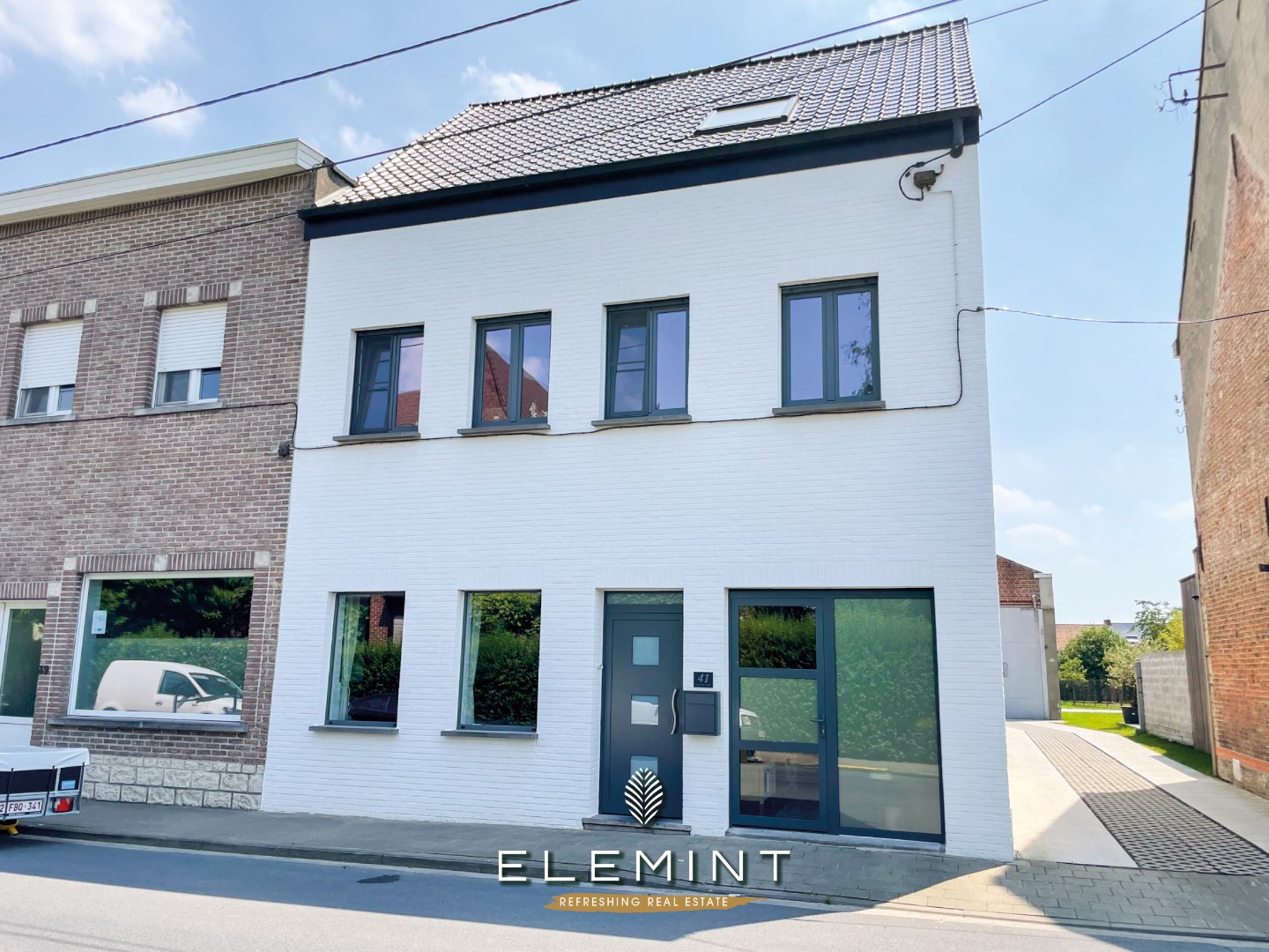 Klassevol en luxueus gerenoveerde hoekwoning op wandelafstand centrum Zwevegem 