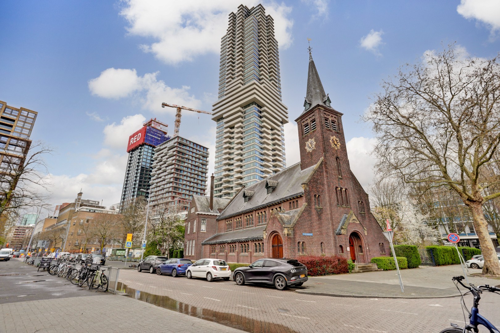 Ultiem luxe wonen in de iconische The CoolTower met spectaculair uitzicht, royaal terras (34 m²) en moderne afwerking in het bruisende hart van Rotterdam! 