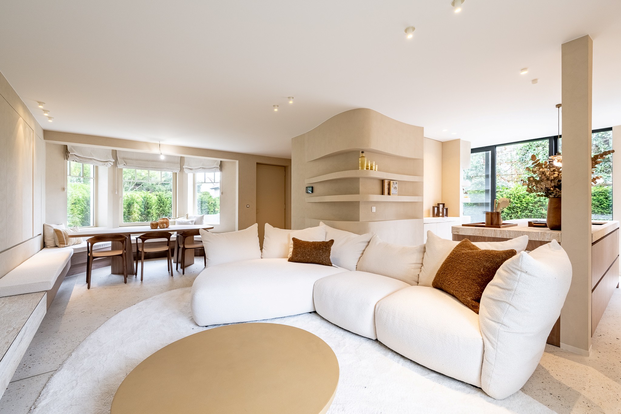 Très luxueuse et charmante villa jumelée rénovée, située à proximité du centre commercial de Knokke. 