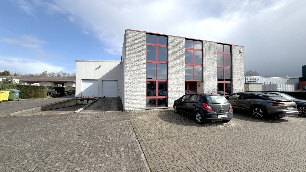 Bedrijfsgebouw met laadkades te huur nabij E313 in Olen