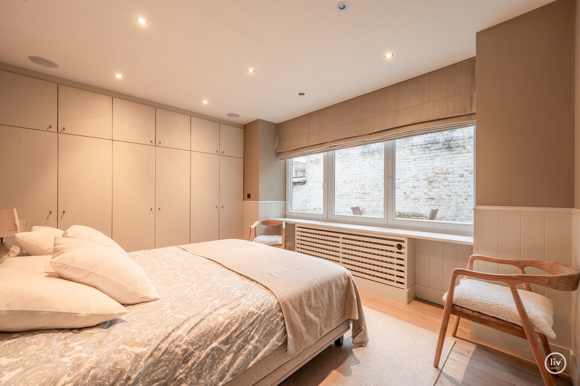 Charmant gelijkvloers appartement met 3 volwaardige slaapkamers gelegen op enkele minuten van het strand en de winkelstraten. 