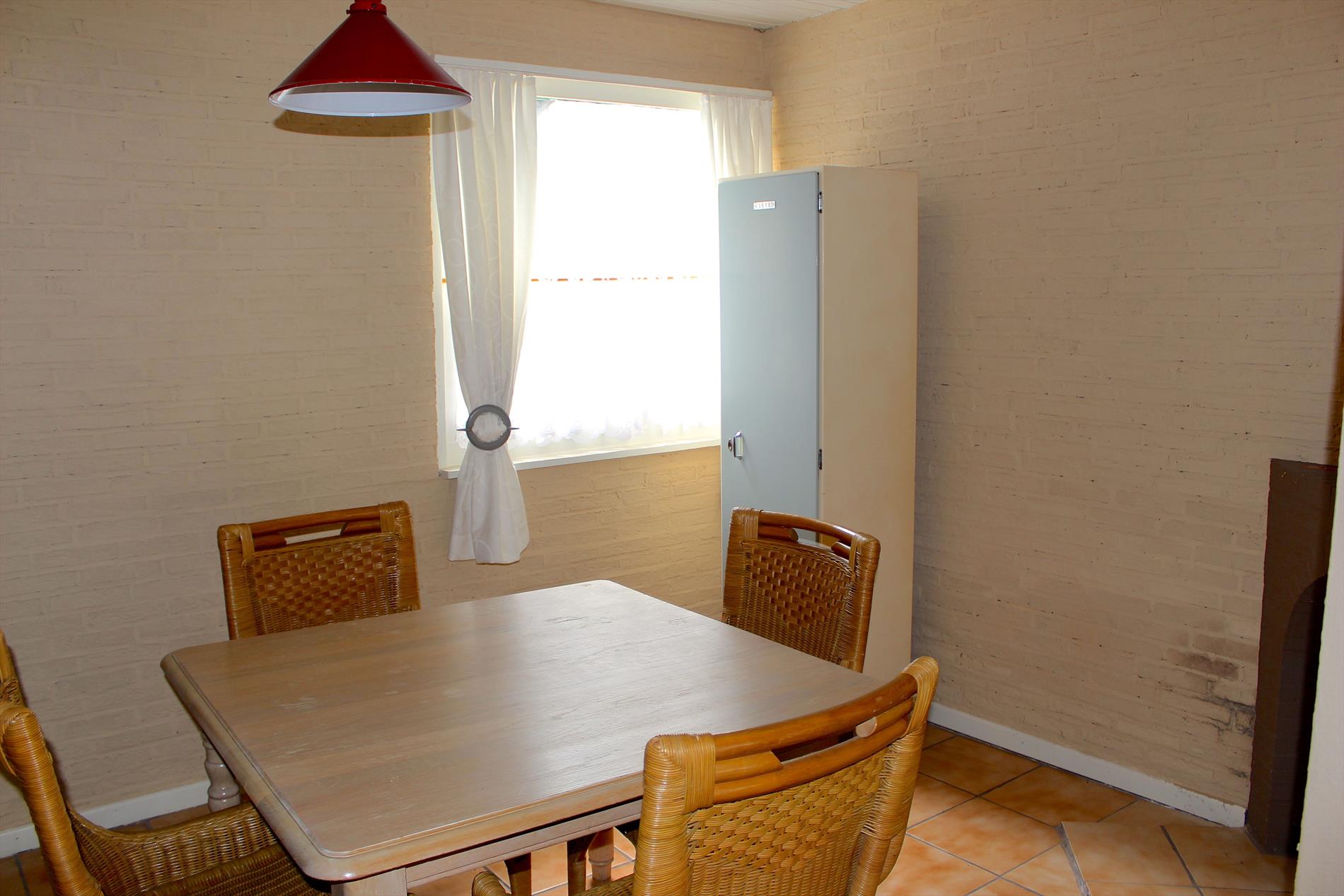 Te renoveren rijwoning met zonnige tuin 