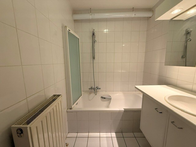 Verzorgd appartement met 1 slaapkamer, terras en lift in het centrum van Maaseik. 