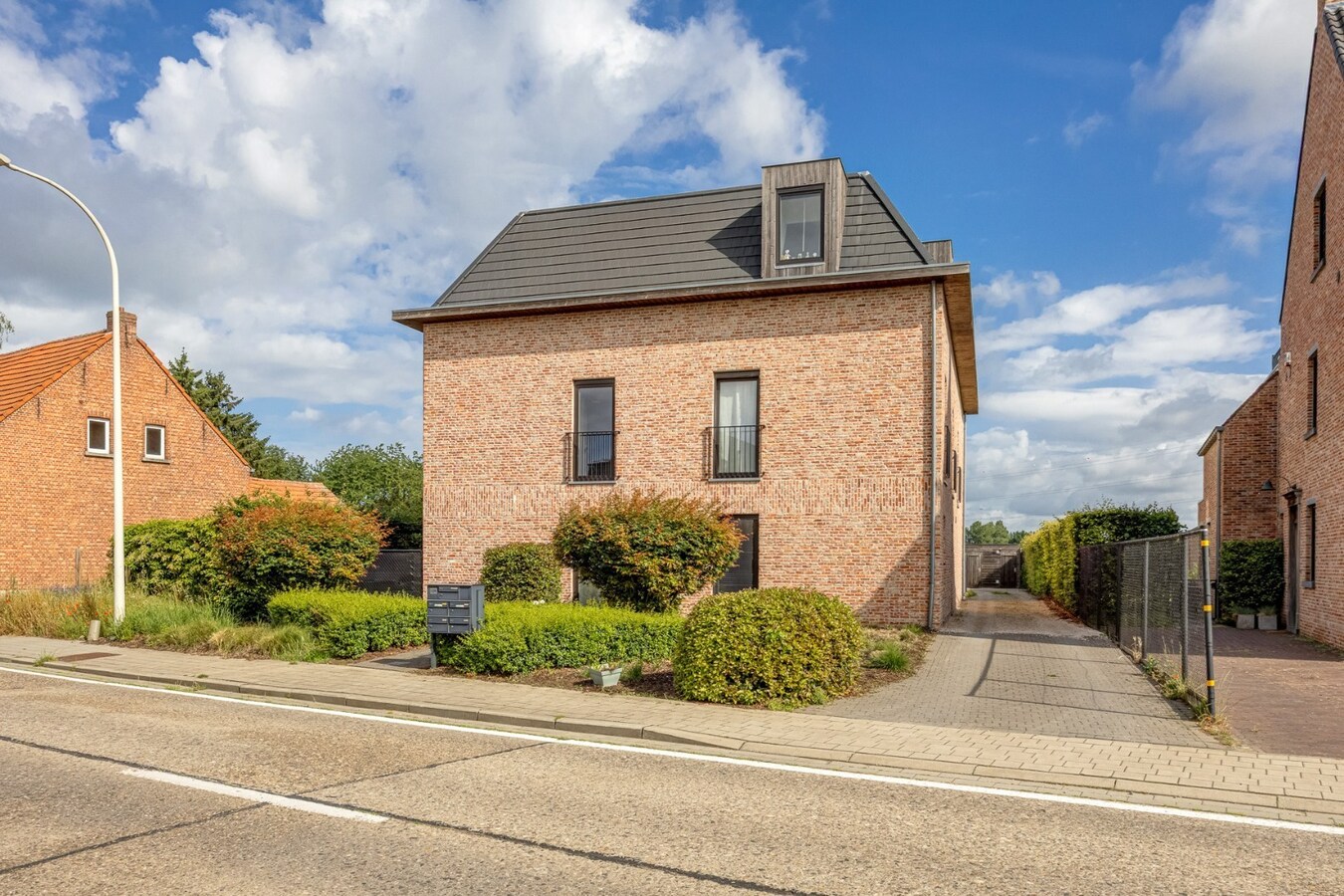 Prachtig, energiezuinig dak appartement met 3 slaapkamers, terras en carport 