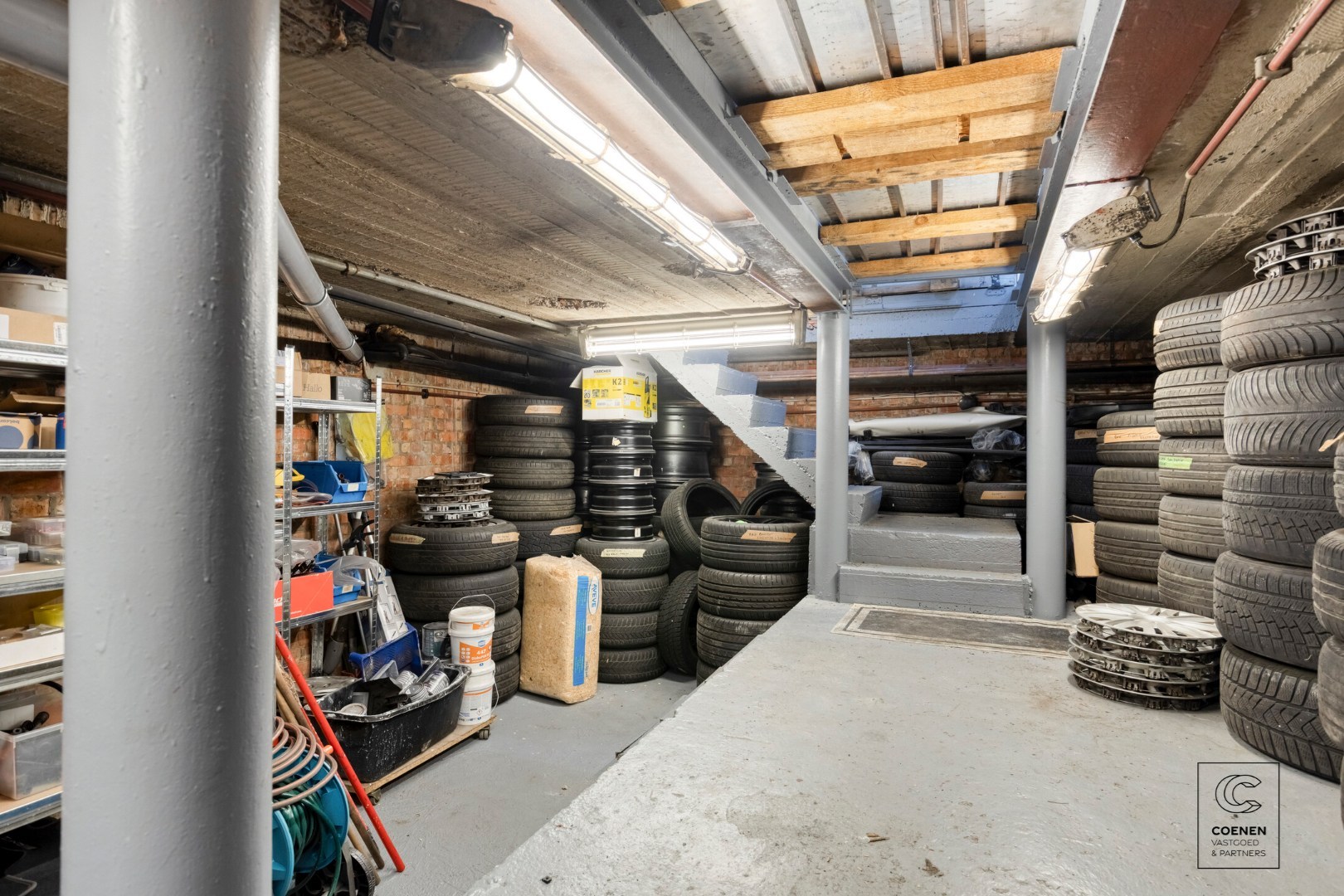 Commercieel pand/autogarage op een uitstekende locatie te Deurne! 