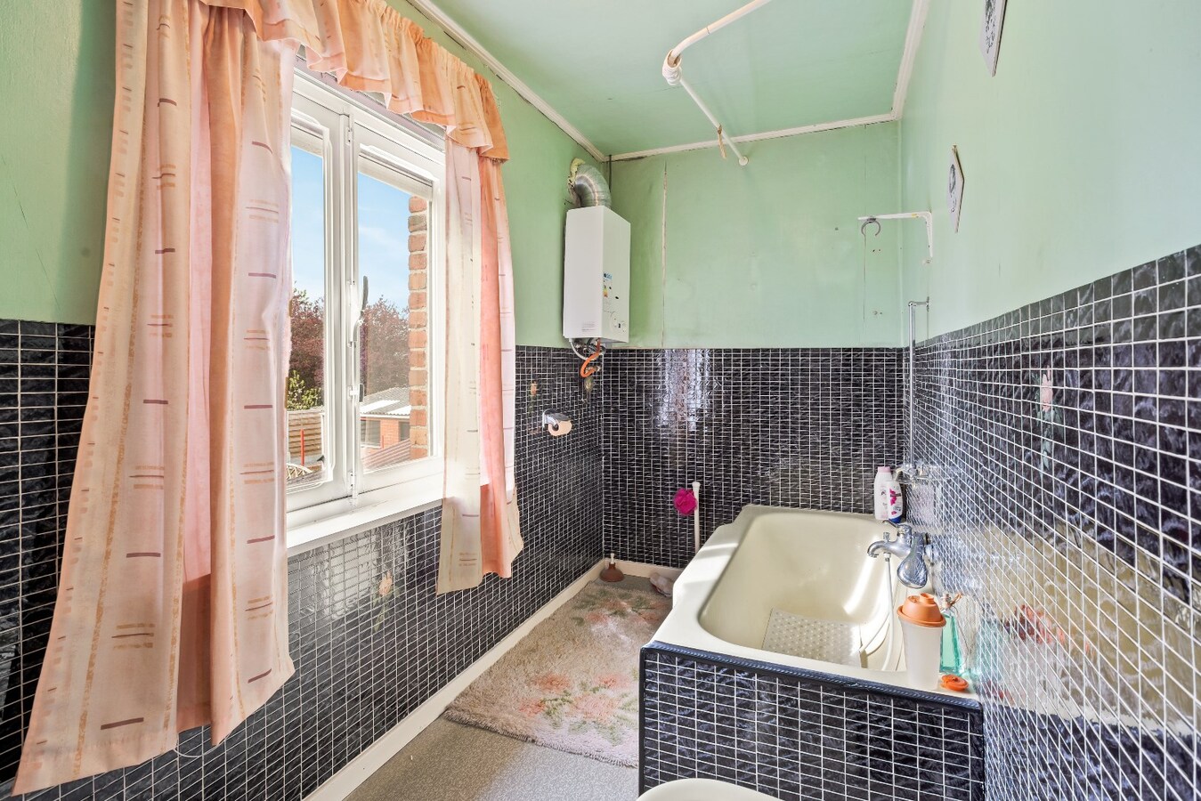 Halfopen woning met drie ruime slaapkamers en garage. 