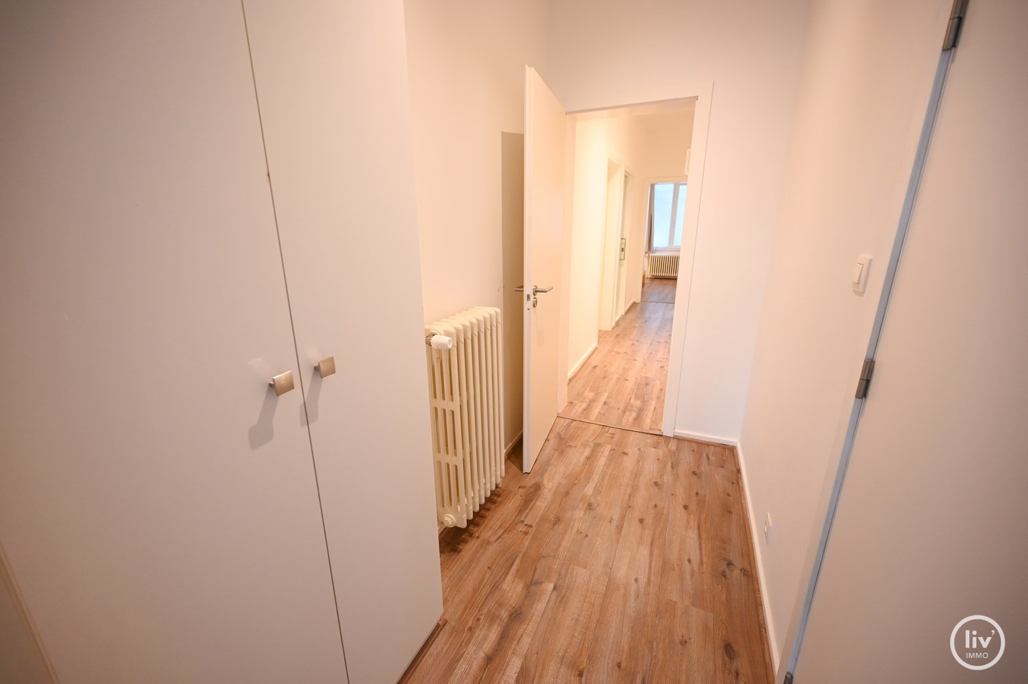 GEMEUBELD: Gelijkvloersappartement met terras, gelegen dichtbij het Van Bunnenplein en de zeedijk te Knokke.. 