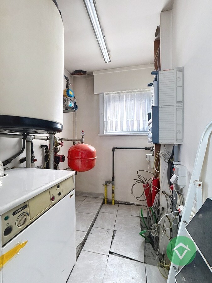 Alleenstaande woning met naastliggend stuk bouwgrond en weide te Eernegem 