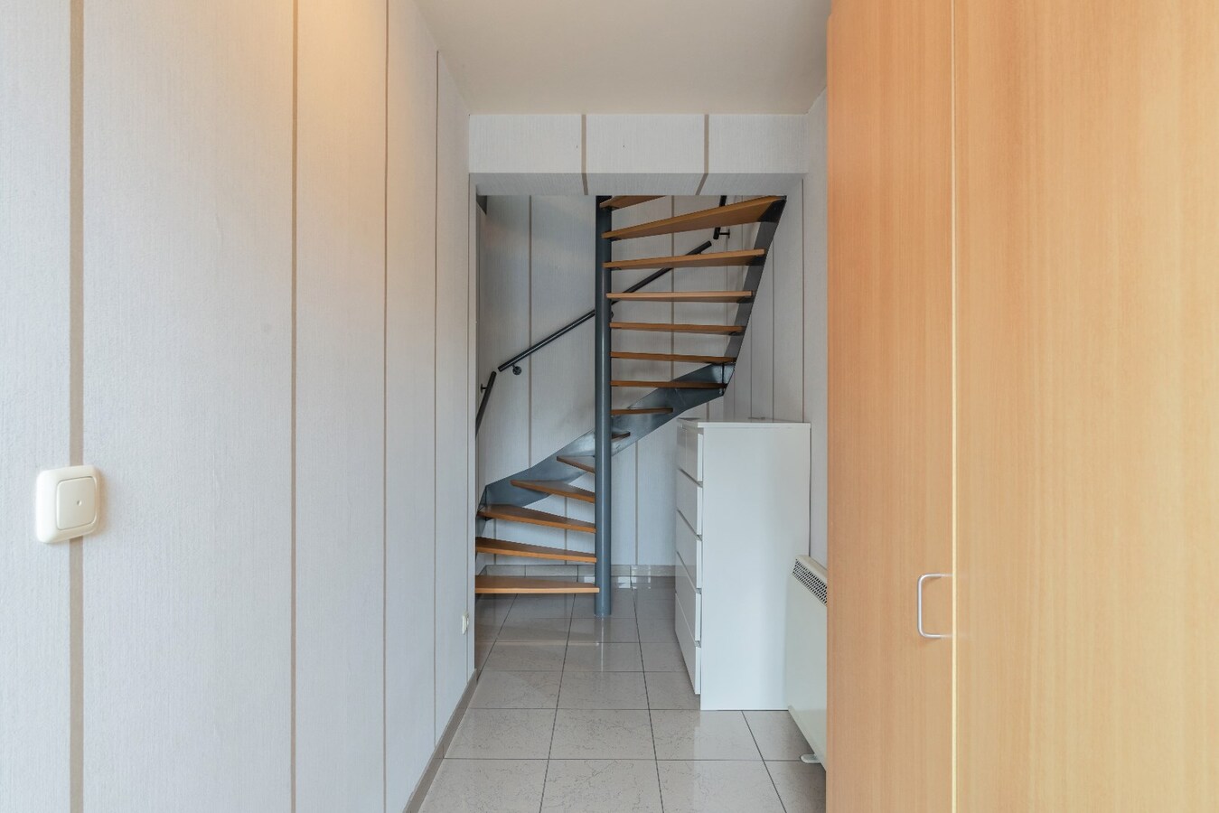 Ruim duplex appartement met 2 slaapkamers en garage. 