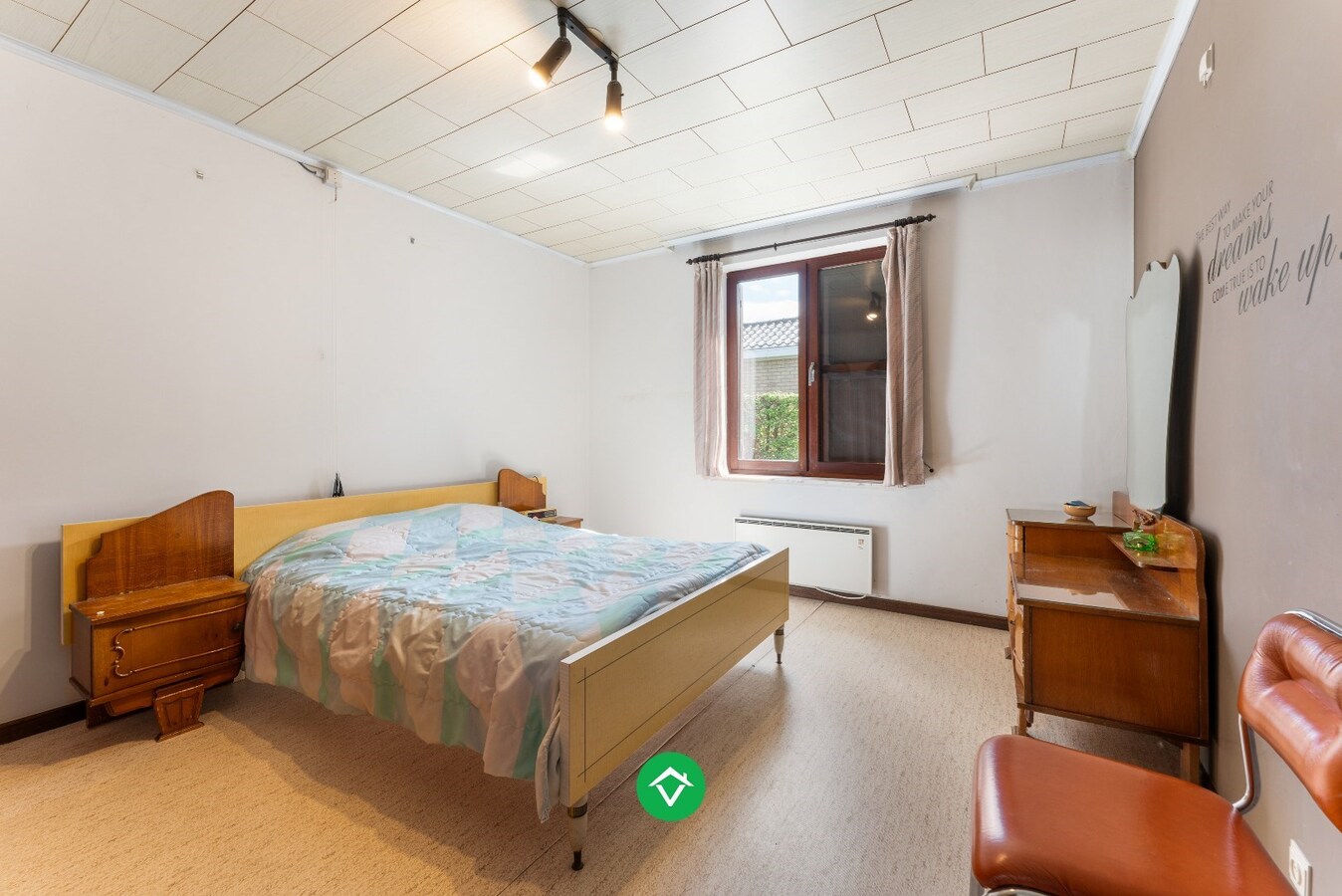 Alleenstaande woning met drie slaapkamers en dubbele garage in centrum Koekelare 