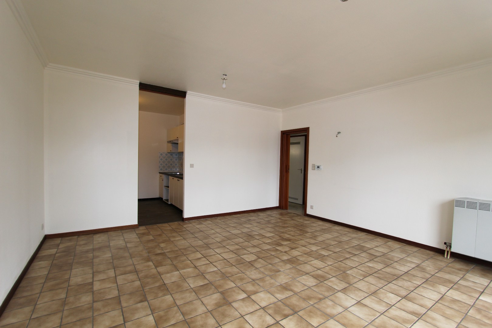 woonkamer met doorgang keuken en hal