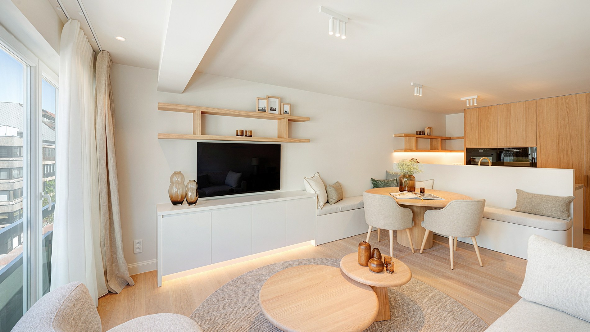 Op een absolute toplocatie langs de Kustlaan, centraal gelegen tussen het Lichttorenplein en het Driehoeksplein en op wandelafstand van het strand, bevindt zich dit stijlvol gerenoveerde appartement. 