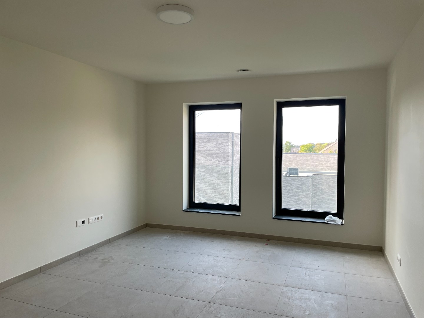 Zeer ruime moderne halfopen nieuwbouwwoning met tuin/terras en garage 