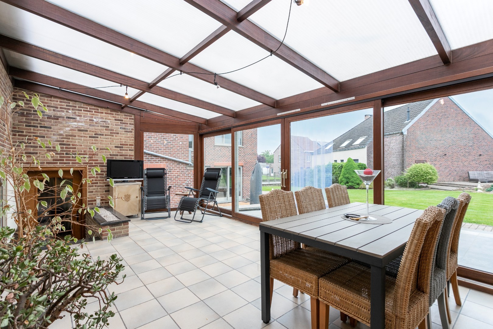 Ruime woning met naastgelegen bouwgrond en loods 