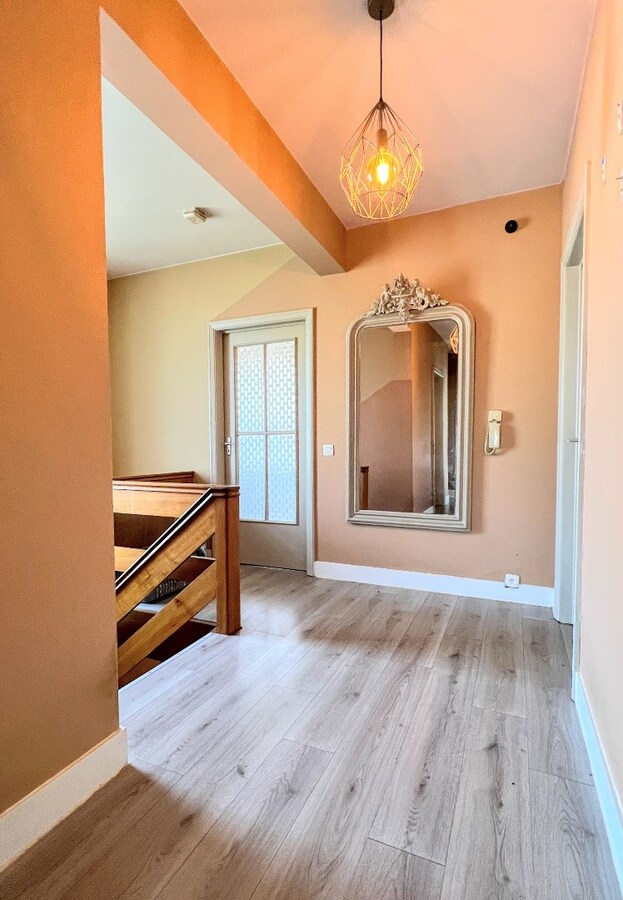 Handelspand met appartement op commerciële toplocatie 