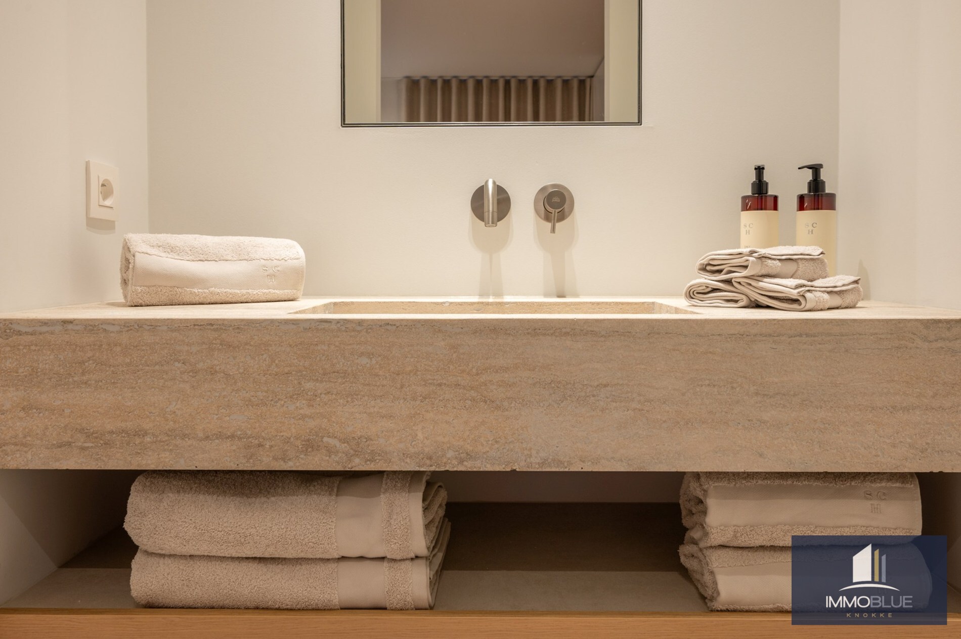 Stijlvol volledig gerenoveerd appartement in een vernieuwde residentie gelegen op een boogscheut van de zee en het commercieel centrum. 