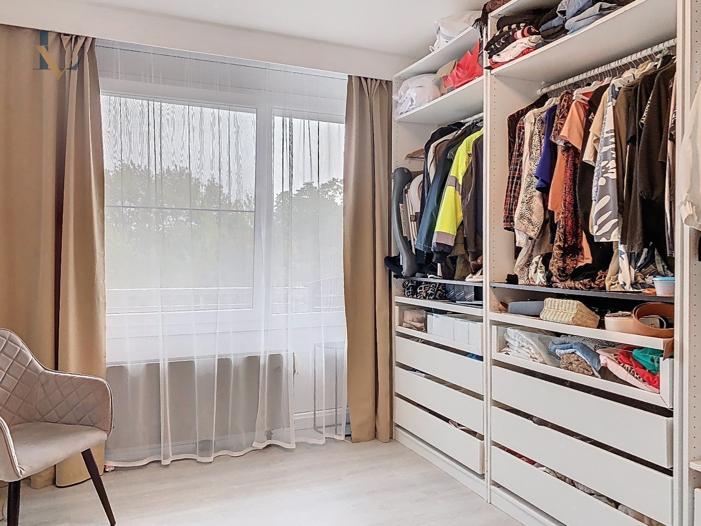 Recent gerenoveerd  drie slaapkamer appartement  met vrij zicht op Bosuilplein en ruim terras 