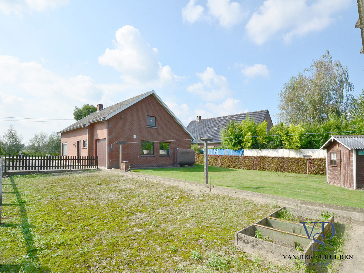 Op te frissen bungalow in doodlopende straat. 