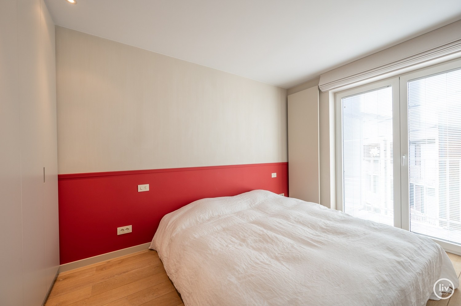 Meublé - Appartement récemment rénové et fini avec des matériaux de haute qualité comprenant 2 chambres à coucher et une largeur de façade de 6 mètres, idéalement situé à proximité de l'avenue Dumorti 