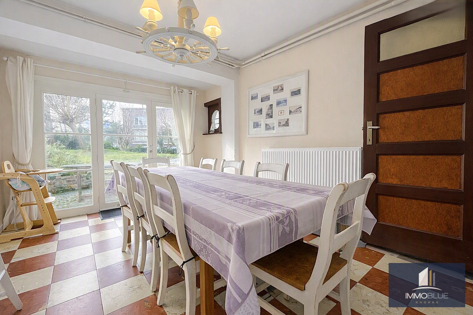 Uiterst charmante villa, rustig gelegen in één van de paadjes in het Zoute op wandelafstand van de zee. 