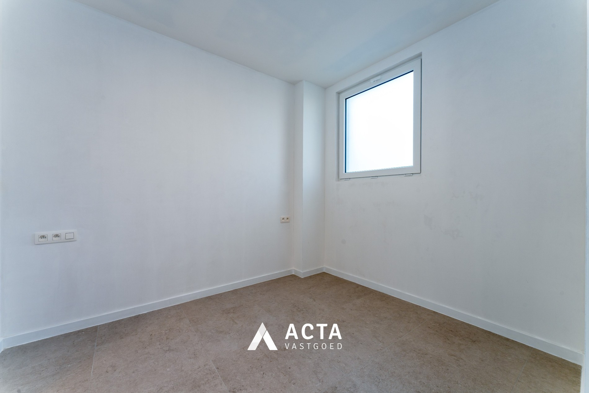 Recent gerenoveerd gelijkvloers appartement nabij centrum 