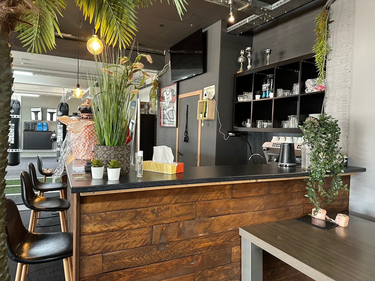 Handelsgelijkvloers met 2 winkels, kantoren, parking 