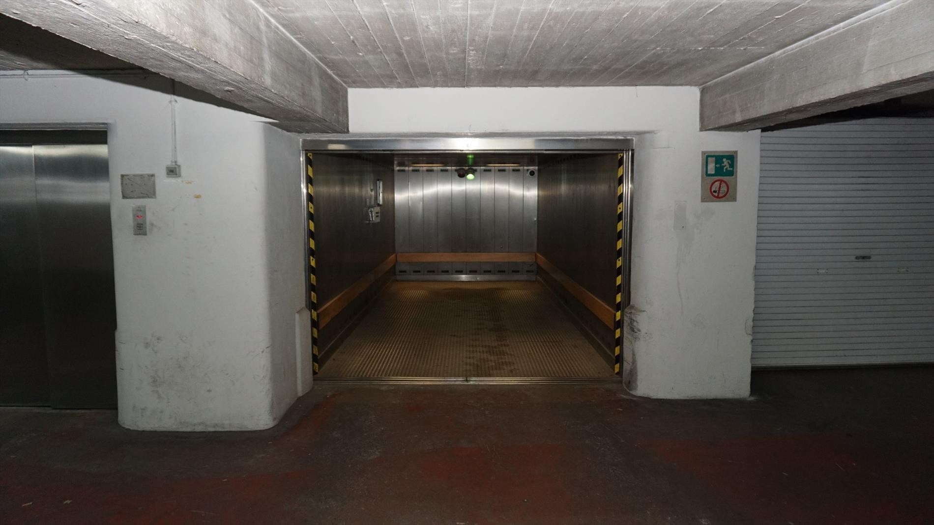 GARAGE BOX  OP TOPLIGGING - CENTRUM OOSTENDE ! 