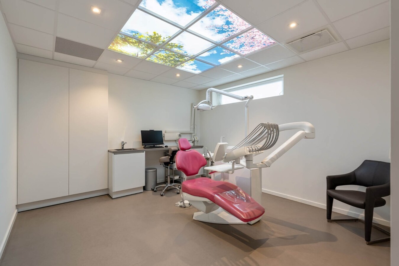 Ruim, zeer energiezuinig kantoor in het centrum van Neeroeteren met diverse mogelijkheden! 