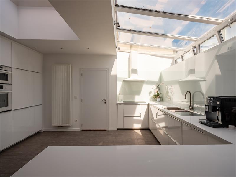 Instapklare hoekwoning met garage in groene rand van Gent 