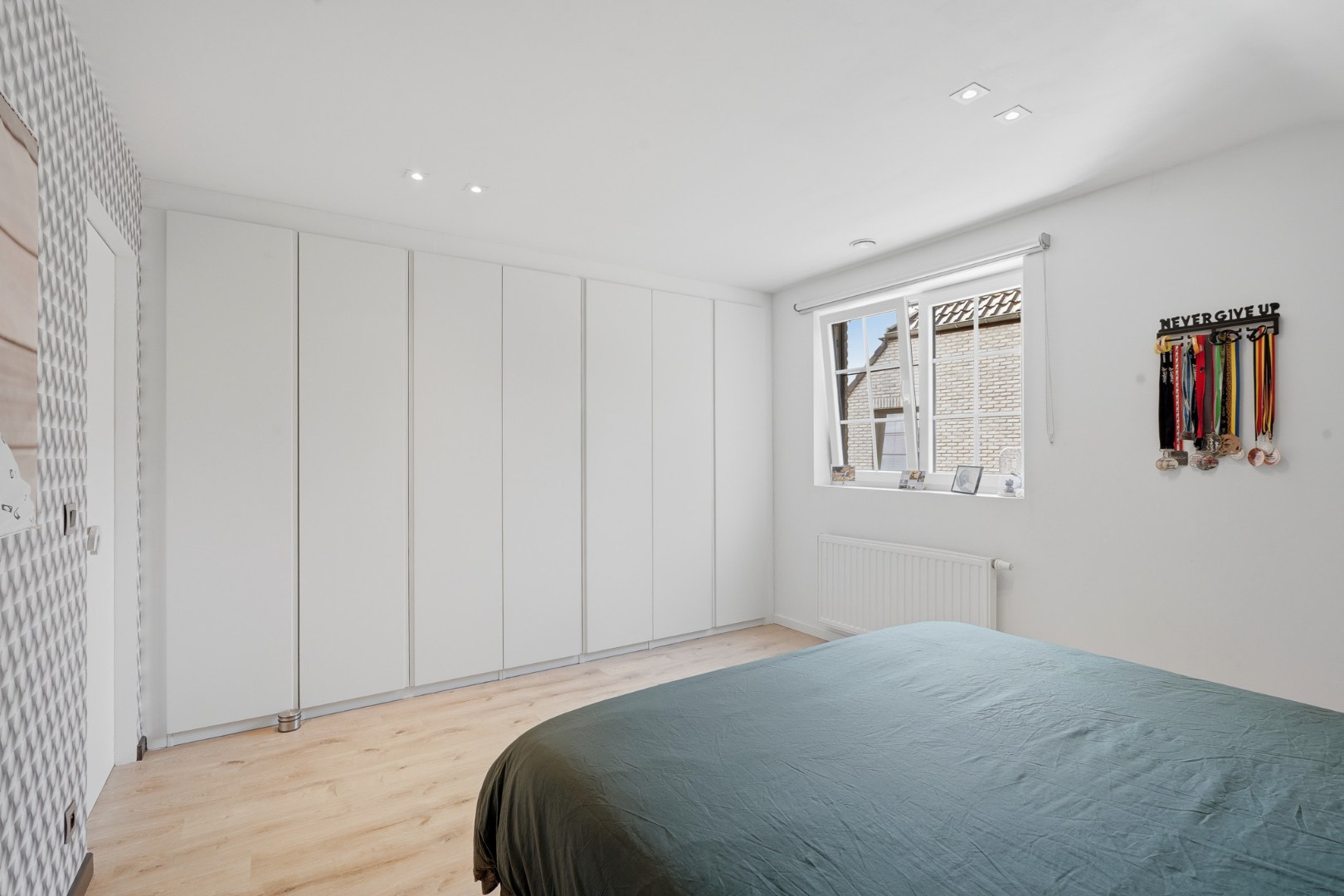 Moderne halfopen bebouwing met zonnige tuin en hoogwaardige afwerking 